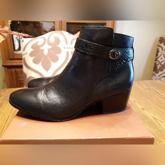 EUC Coach Patricia Leather Blk Booties 9M - Picture 2 of 16